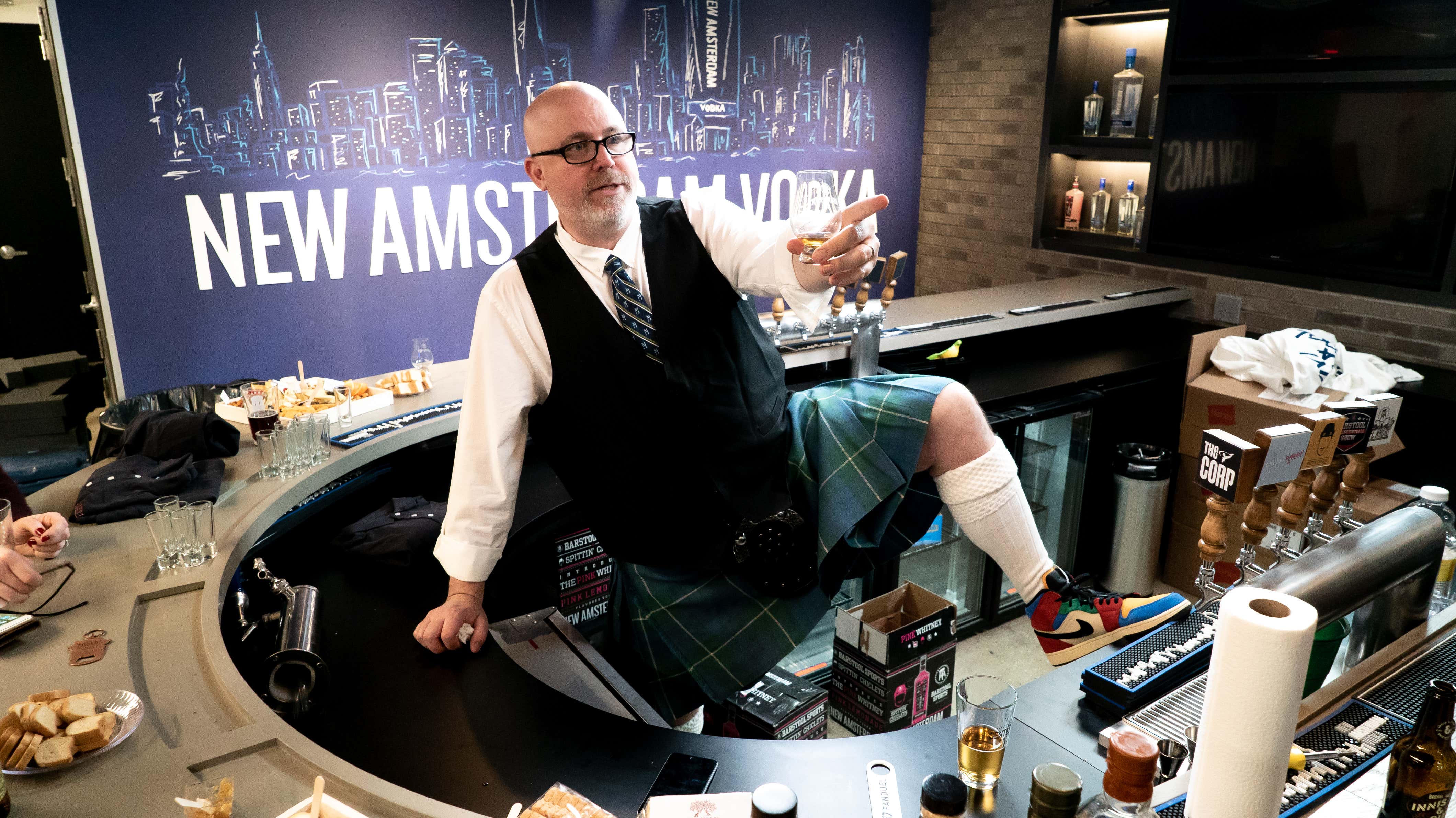 PHOTOS: Stool Scenes 244 - Lisa Ann and Men in Kilts_img_21