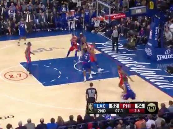 Kawhi hits a bucket in the final seconds of the half to cover 1H +.5