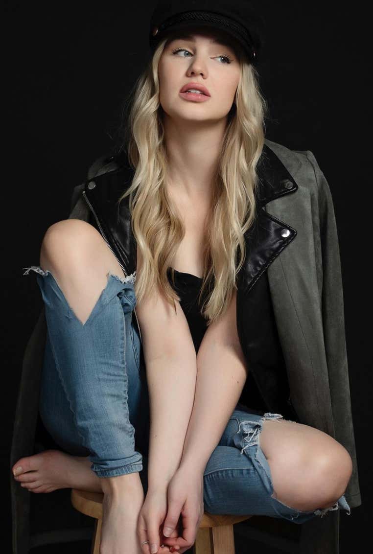 Barstool Local Smokeshow Of The Day - Samantha From Boston_img_1