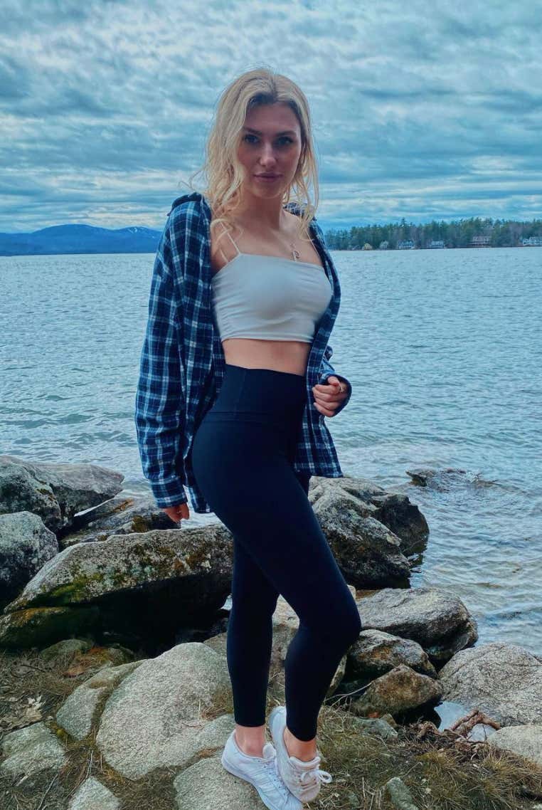 Barstool Local Smokeshow Of The Day - Elizabeth From Boston_img_5