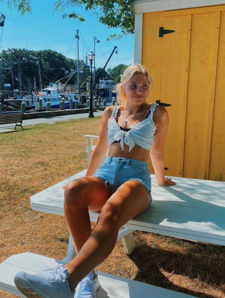 Barstool Local Smokeshow Of The Day - Elizabeth From Boston_img_3