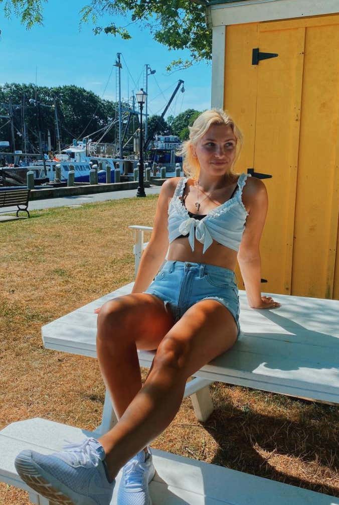 Barstool Local Smokeshow Of The Day - Elizabeth from Merrimack_img_7