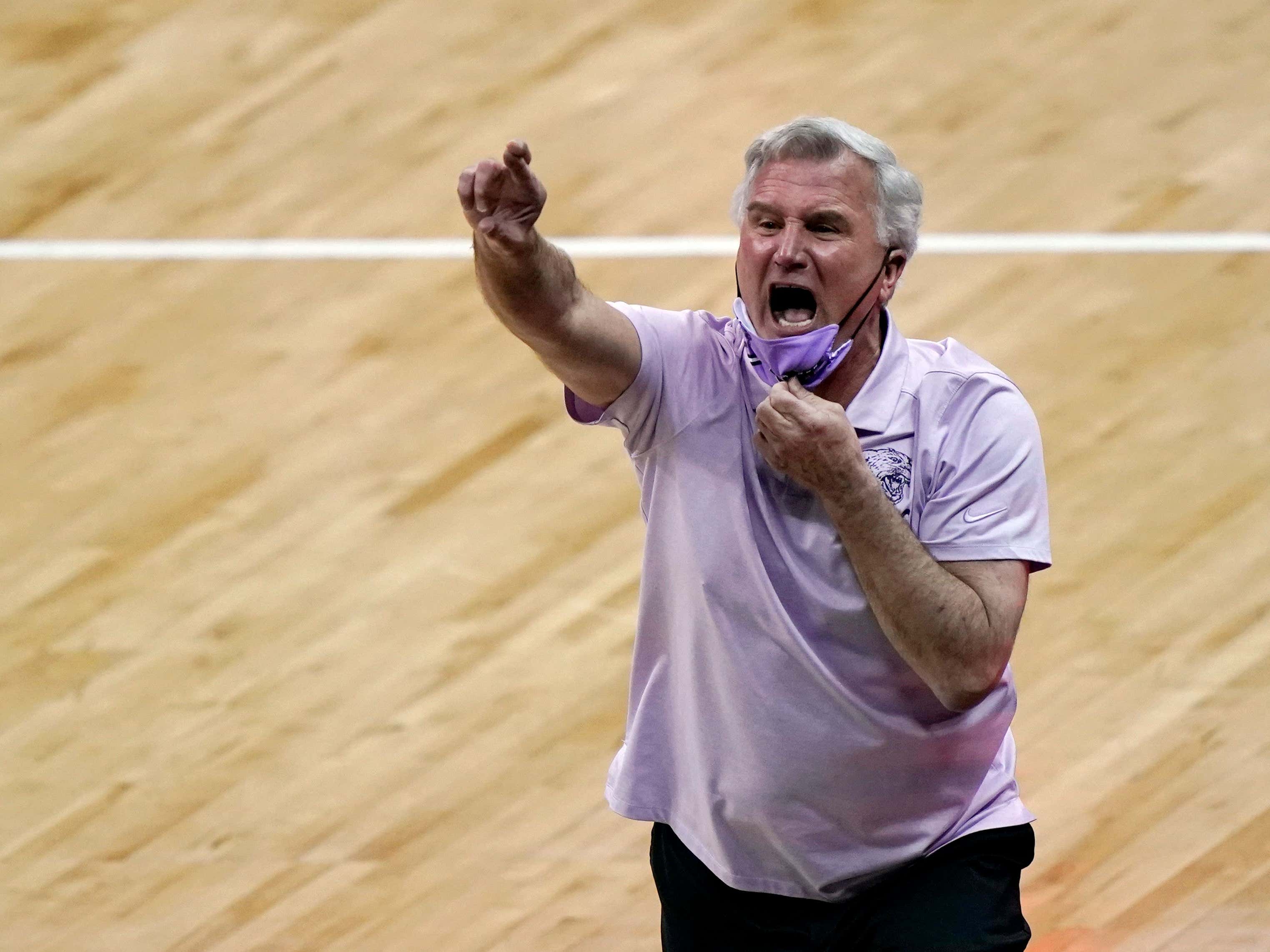 Bruce er Says A Homeless Guy Came Up To Him Outside The Team Hotel