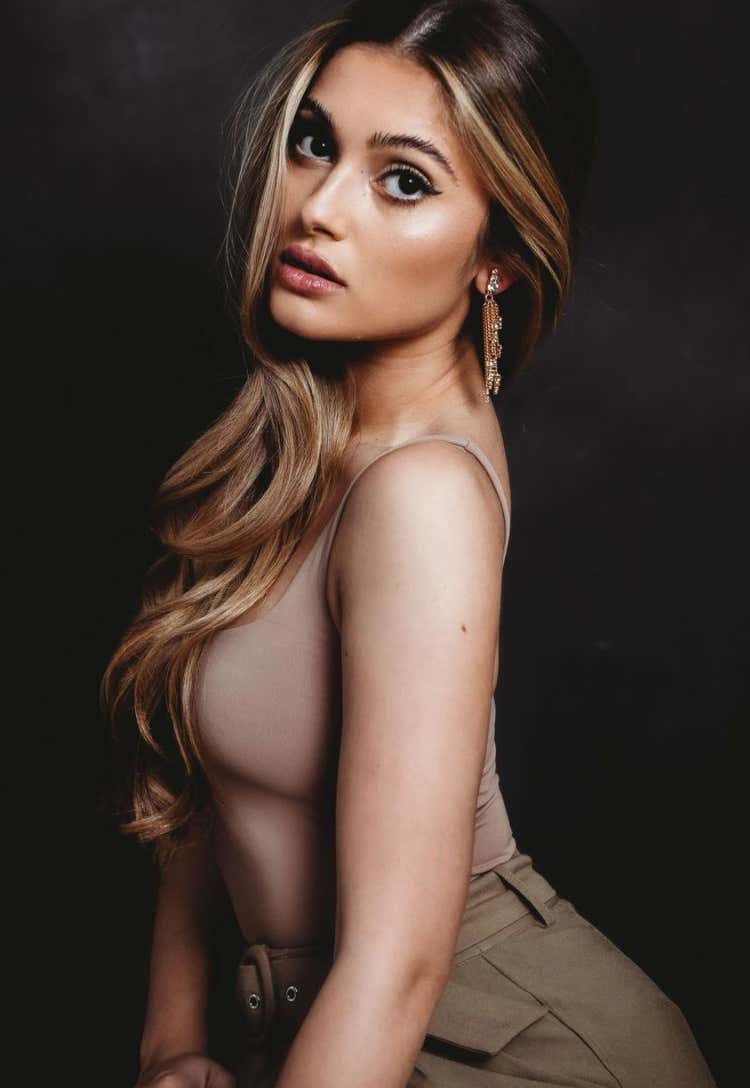 Barstool Local Smokeshow Of The Day - Gabriella From Holy Cross_img_10