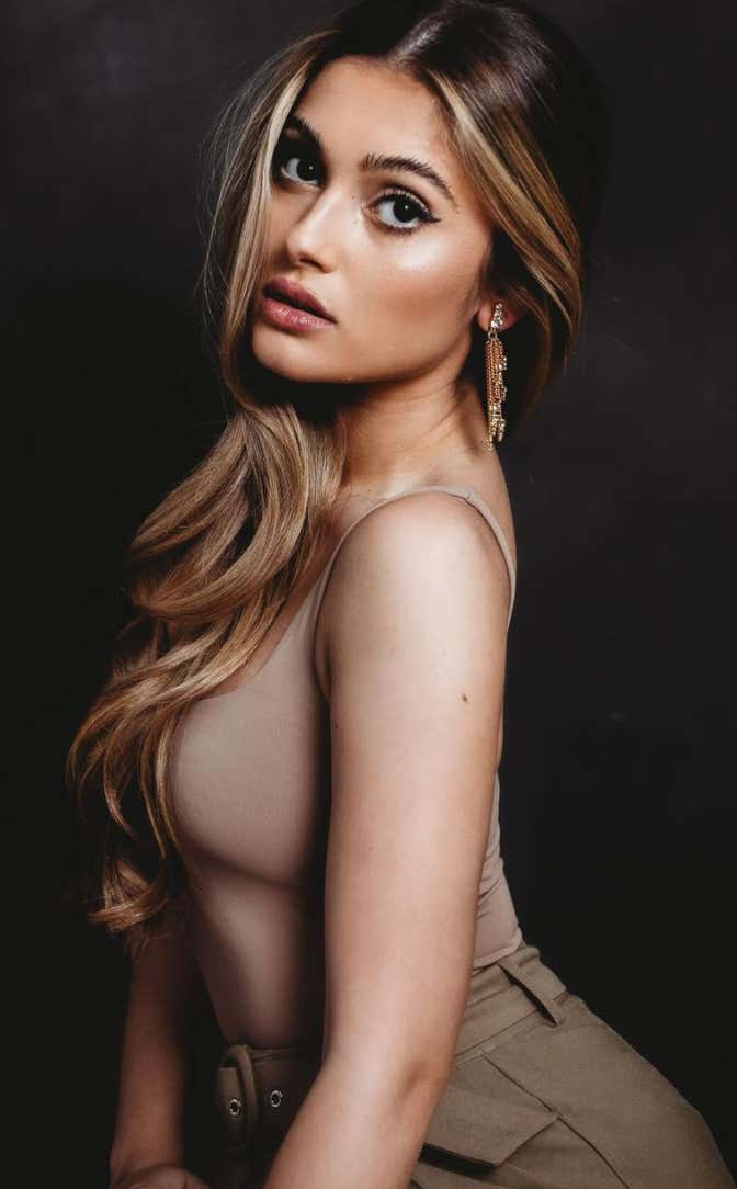 Barstool Local Smokeshow Of The Day - Gabriella From Holy Cross_img_5