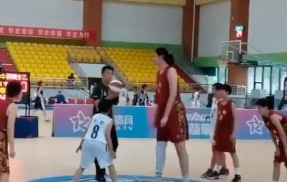 14 Year Old 7’4” Zhang Ziyu Is the Shaq of China