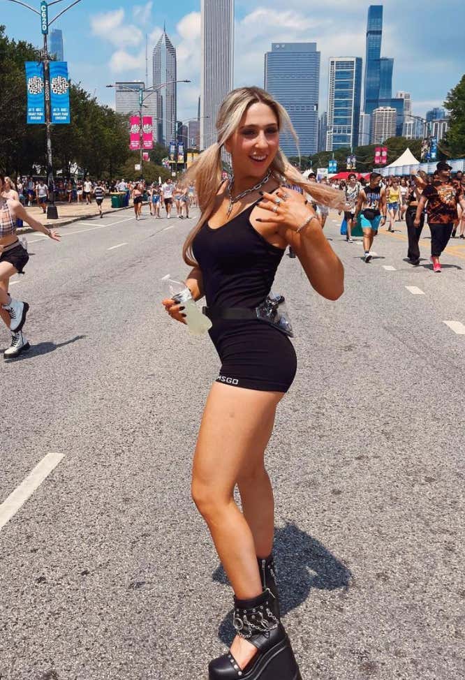 Barstool Chicago's Local Smokeshow Of The Day - Lily_img_5