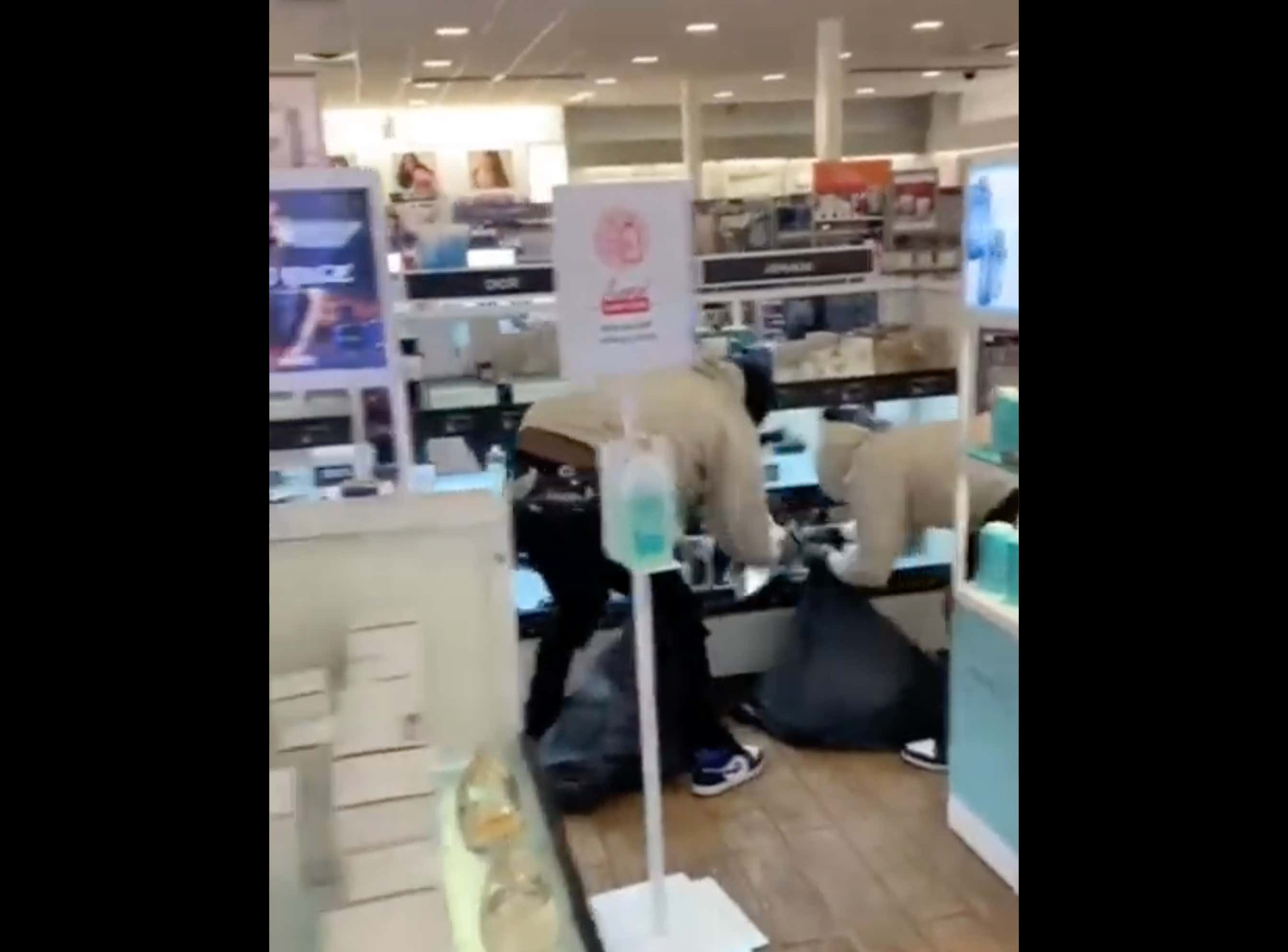 A Shoplifting Ring Is Sweeping Chicago, Cleaning Out Stores Of All