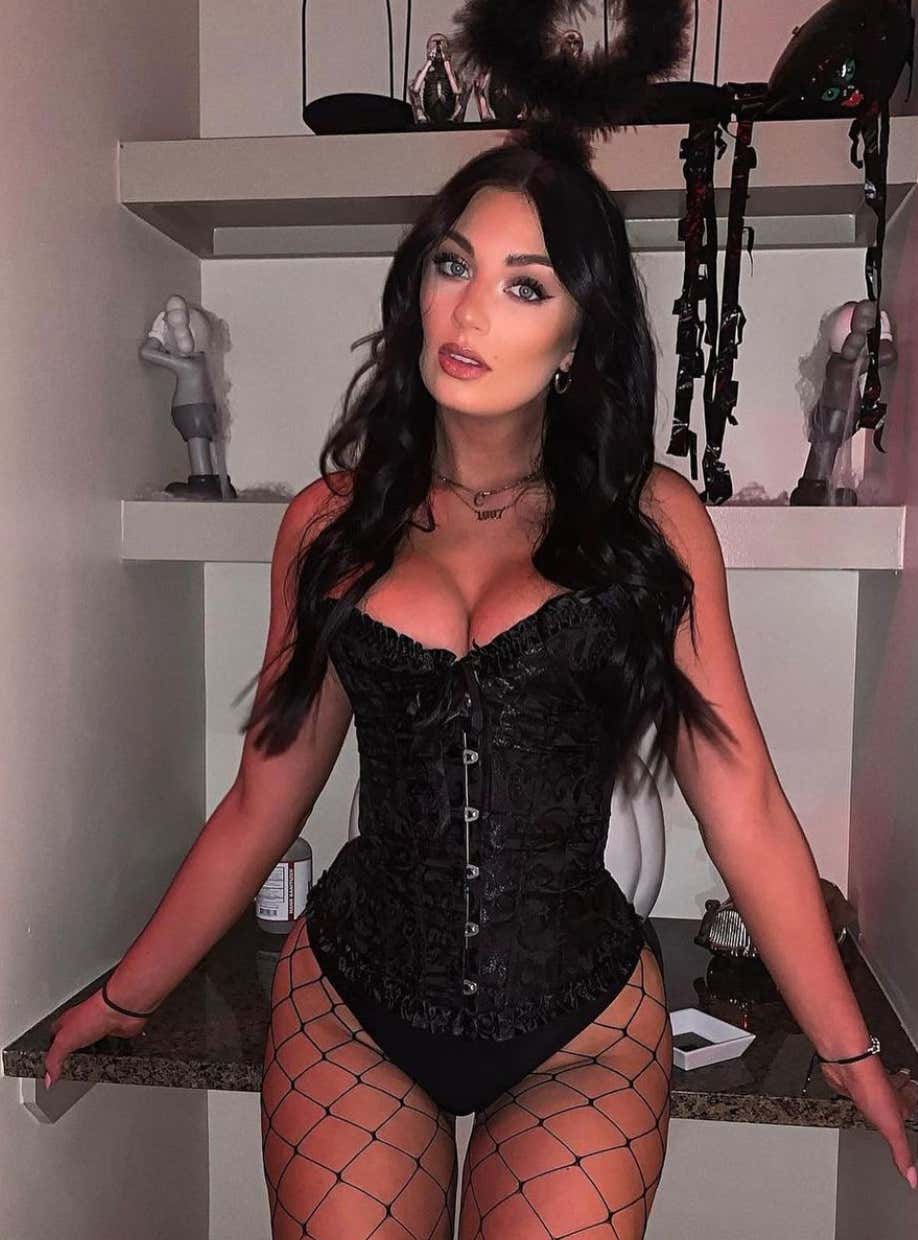 More Smokeshows In Halloween Costumes_img_0