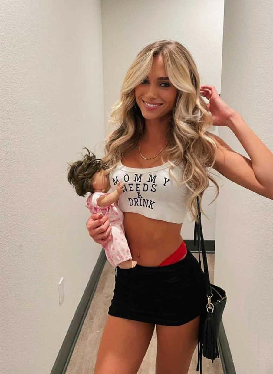 More Smokeshows In Halloween Costumes_img_1