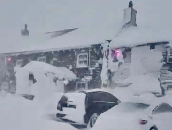 Blizzard Traps 61 People In A Pub With Oasis Cover Band (Noasis) For Several Days