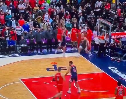 DEMAR DEROZAN DOES IT AGAIN!!!