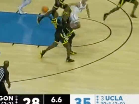 UCLA -5.5 Is Officially An All-Time Horrendous Beat Thanks To Oregon Delivering The Weirdest Play You'll See In College Hoops This Year