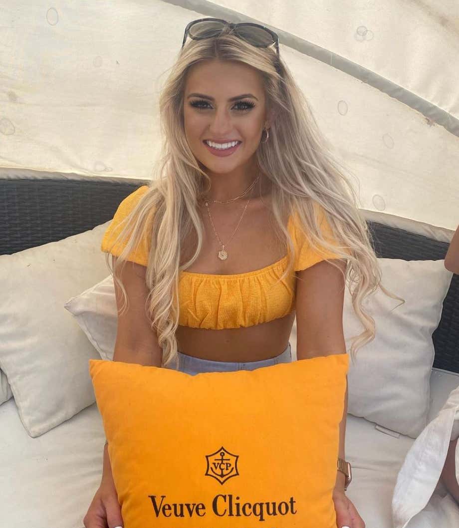 Barstool Chicago's Local Smokeshow Of The Day - Hannah