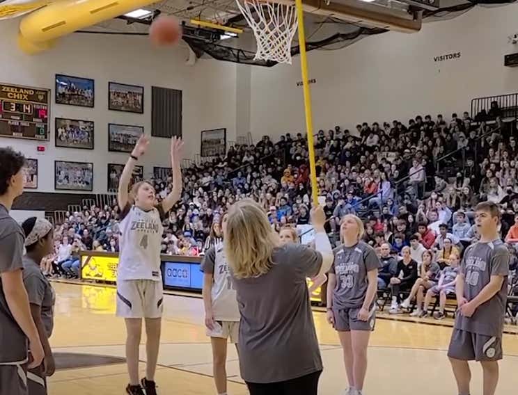 Awesome Video Of A High School Gymnasium Going BONKERS After A Blind Basketball Player Drills A Free Throw