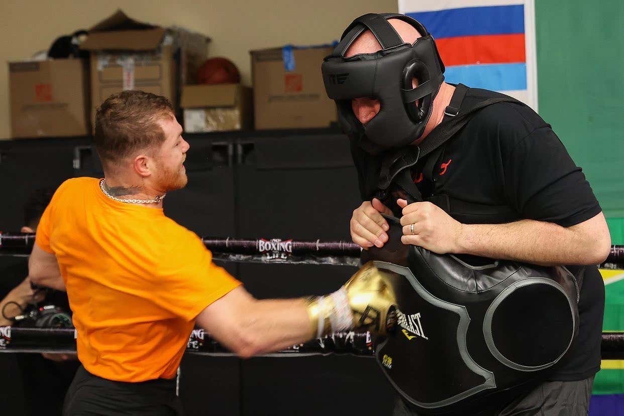 Young Mexican Assassin Assaults Elderly Man While A Crowd of Bystanders Do Nothing But Laugh