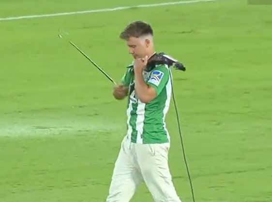 This Violinist Getting Real Betis Fans To Go Batshit Crazy With An Electric Prematch Show Is As Cool As It Gets