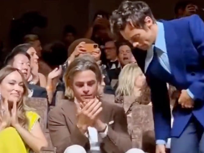 I Don't Want To Believe That Harry Styles Just Spit On Chris Pine At The Venice Film Festival But It Really Looks Like He Did