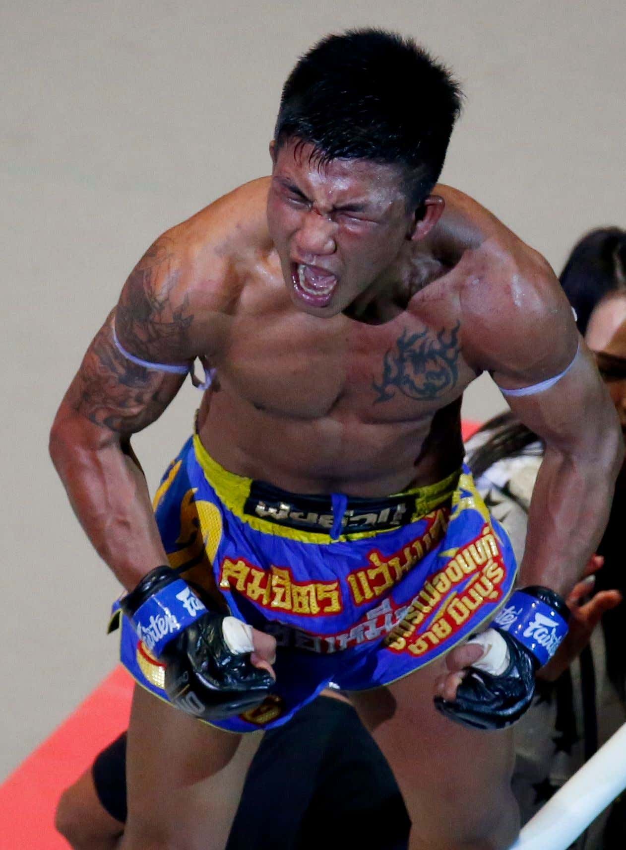 This Fighter Stopped Blocking, Ate Punches On Purposes, Did A Shimmy, Then Punched Himself In An All-Time Intimidation Move