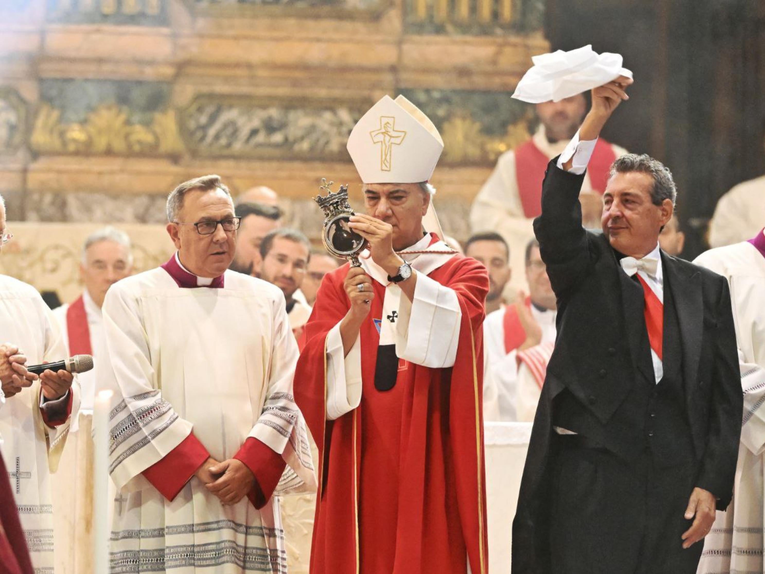 This Church In Naples Erupting When The Archbishop Presents The Liquified Blood Of San Gennaro Is Nuts