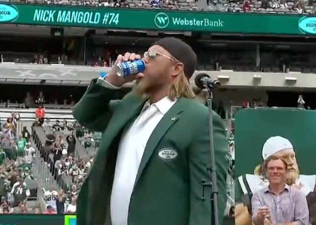Nick Mangold Got Inducted Into The Jets Ring Of Honor Then Wrapped Things Up By Throwing Back A Beer