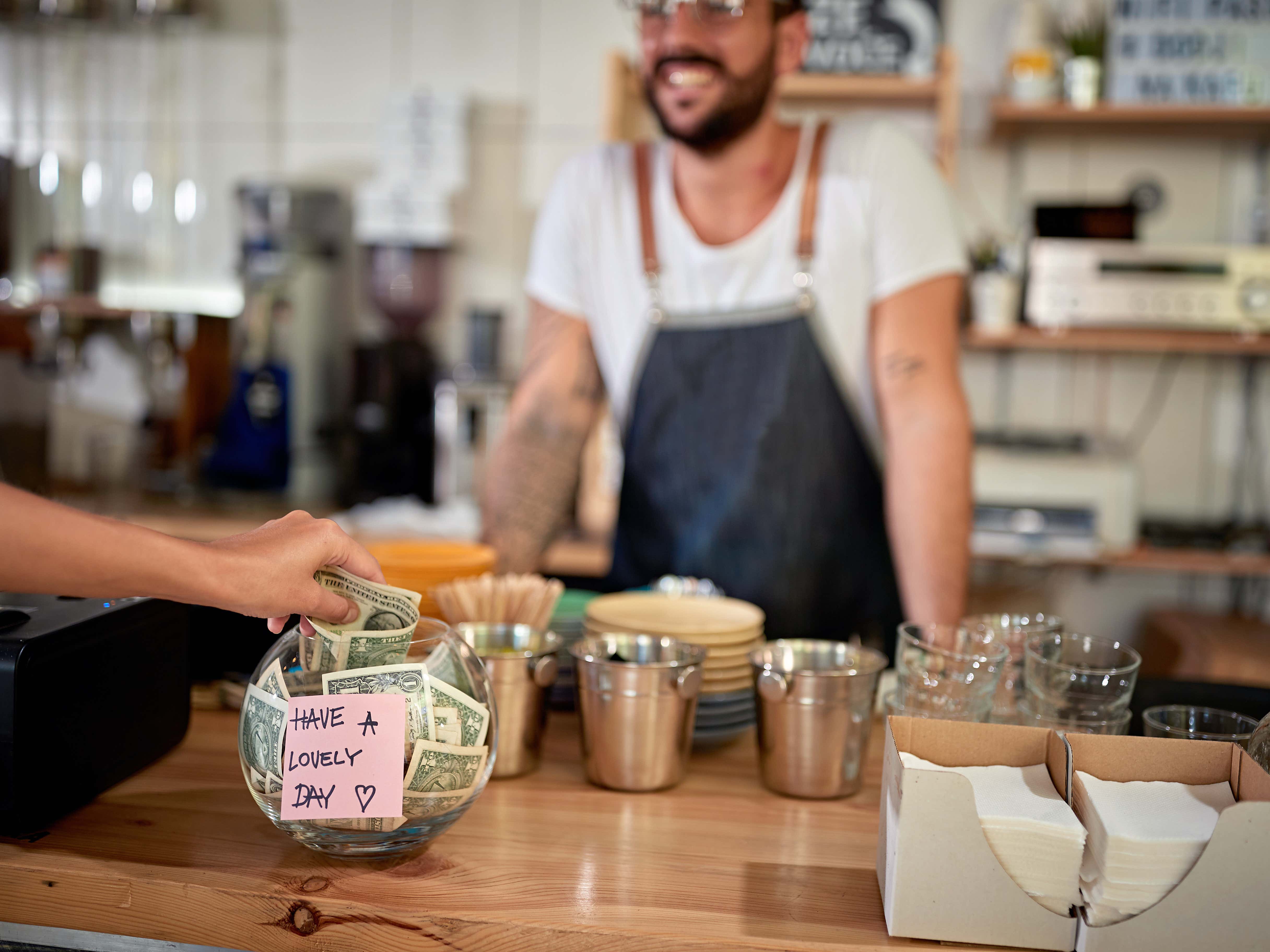 Estoy dispuesto a cambiar de opinión sobre dar propina al café después de leer el blog de Dante (y no porque me haya llamado eunuco)