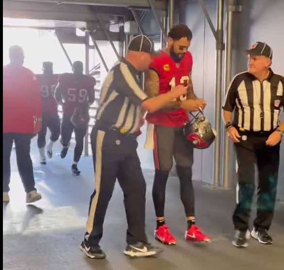 Did This Ref Ask For Mike Evans Autograph After The Game??