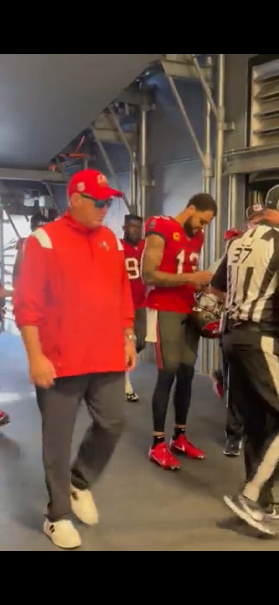 NFL Ref Was Not Getting Mike Evans Autograph After Officiating Bucs Loss On Sunday, The Conversation Was Apparently About Golf