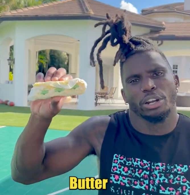 Tyreek Hill Goes To Extreme Lengths To Prove He's A Pure Hands Catcher, And Steve Smith Is Still Not Convinced