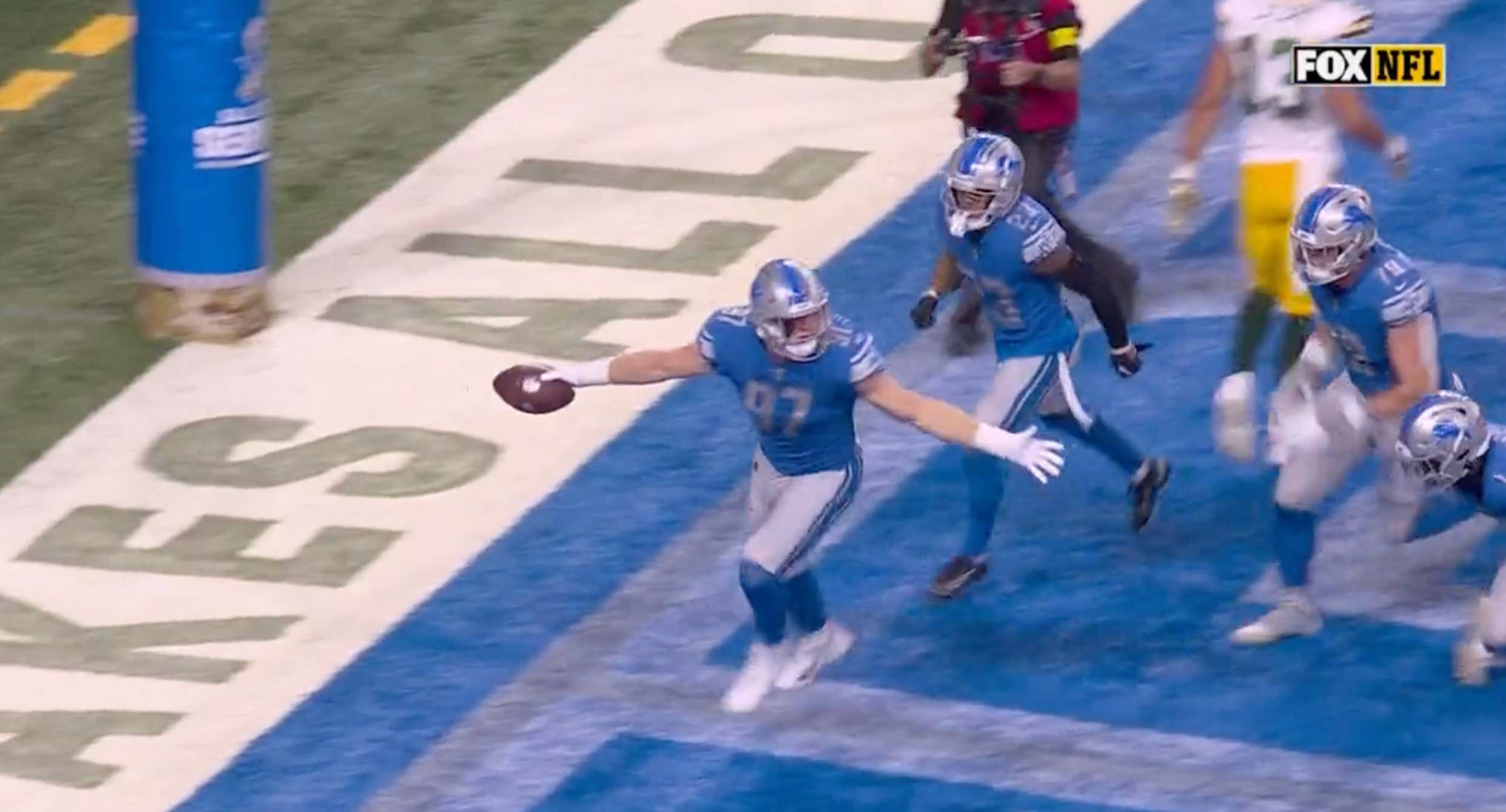 The Packers Are So Lost On Offense That Aaron Rodgers Just Threw a Red Zone Interception On 4th and Goal While Targeting OT David Bakhtiari