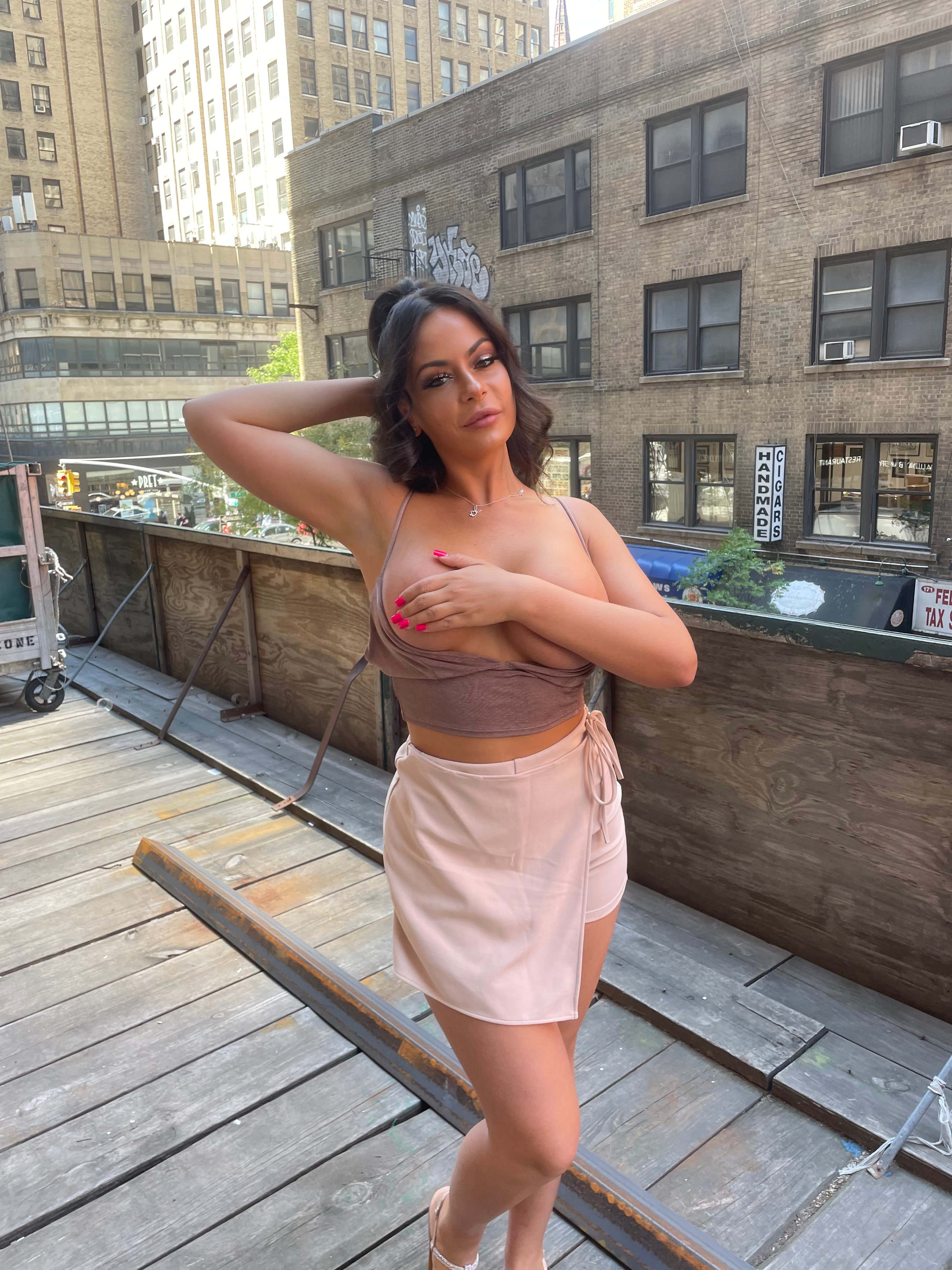 Stripper & Only Fans Star Takes US Through The Process Of A Feature Lap Dance At The Strip Club