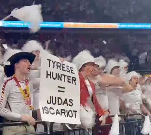 Love These Iowa State Fans Who Ignored Security Guards Threats And Taunted Tyrese Hunter With Monopoly Money