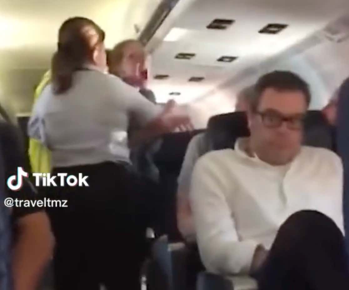 Today In Airline Hell: A Girl Got Broken Up With During A Flight, So She Rationally Reacted By Shrieking Like A Banshee Nonstop