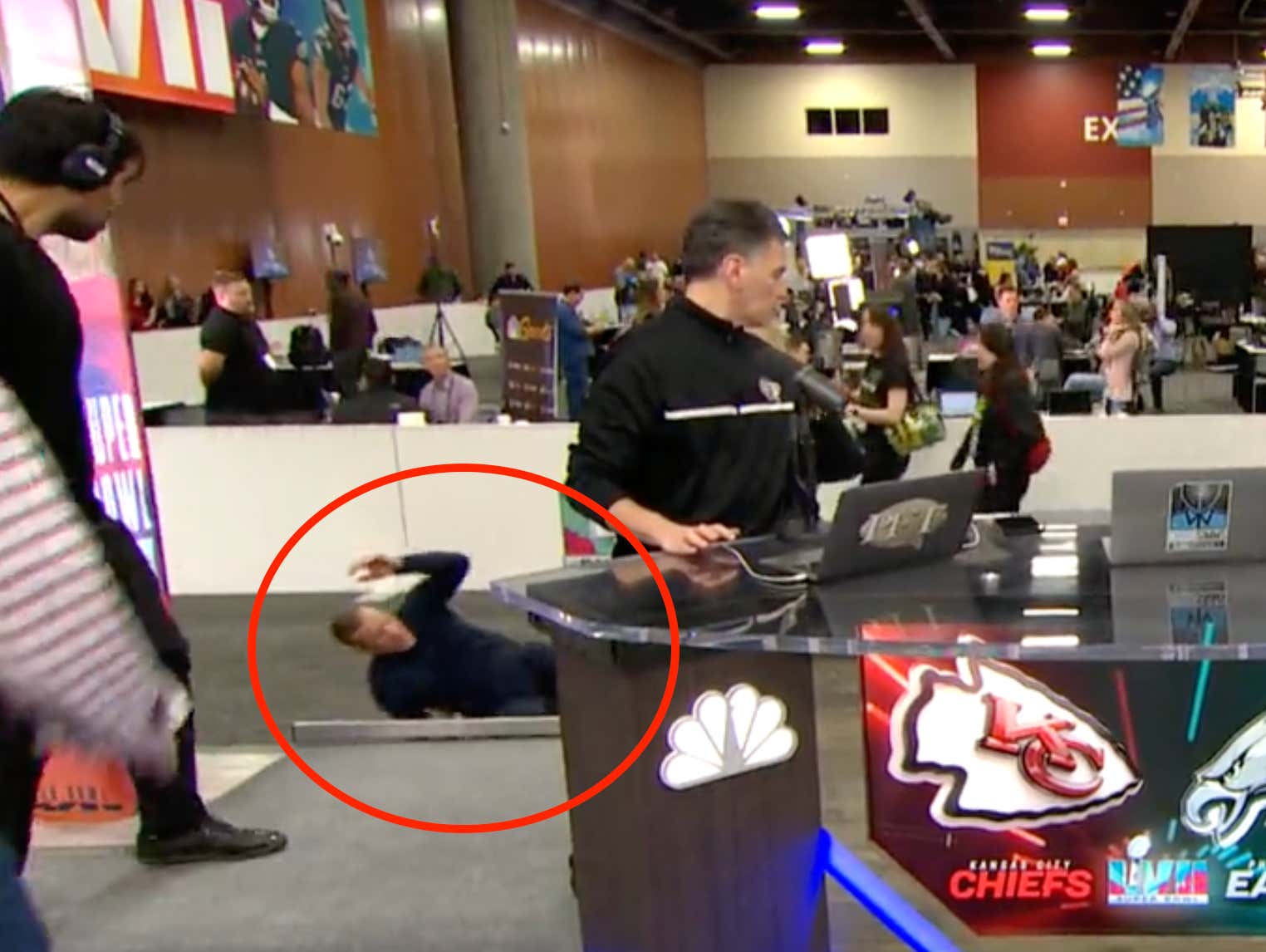 Chris Simms Busting His Ass Off A Stage Is A Great Sign For The Eagles Heading Into The Super Bowl