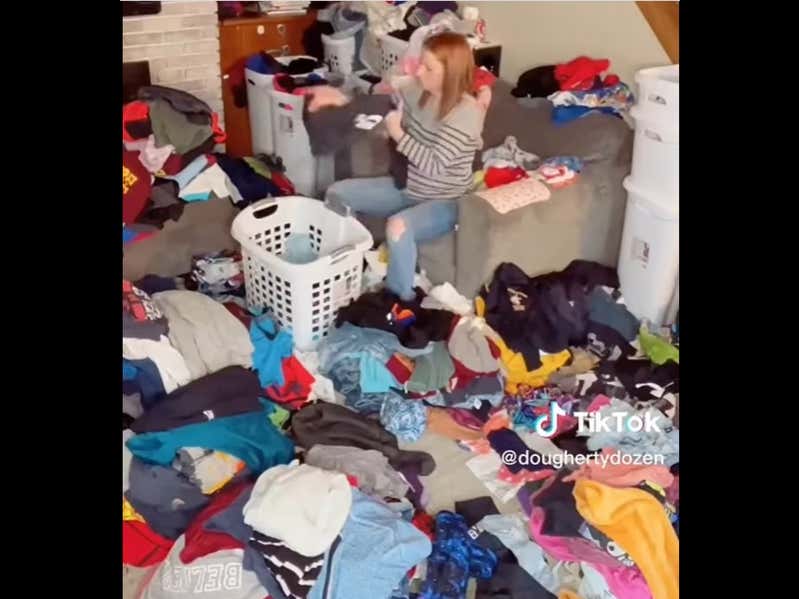 Thoughts and Prayers To This Mom Who Spends 4 Hours A Day Doing Laundry For Her 12 Kids