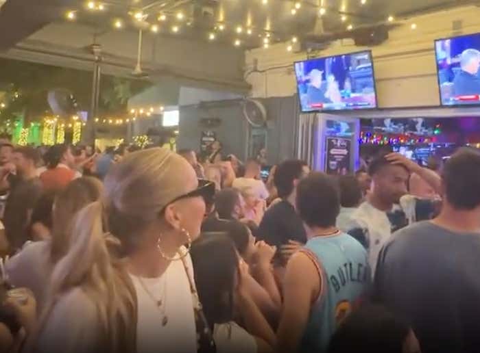 The Reaction From This Bar Full Of FAU 'Fans' During The Buzzer Beater Is Beyond Pathetic