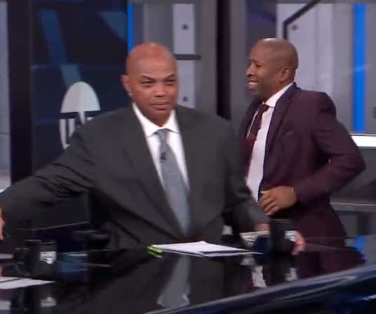 'Did Ya At Least Light A Match?' - Kenny Smith Nearly Missed The Halftime Show Because He Was Apparently Enjoying A Poop