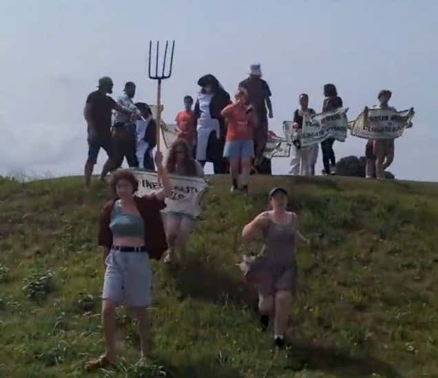 Environmental Protestors Took Over An Elite Golf Course In The Hamptons (Rumored $1 Million Membership Fee) In What Was A Surreal Scene
