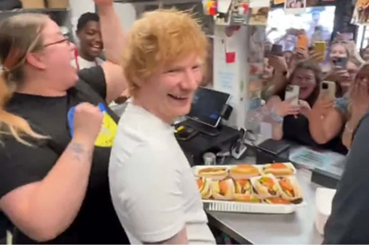 Ed Sheeran Caused A Mob Scene When He Showed Up To Sling Hot Dogs At Chicago’s Famous “Weiner Circle”