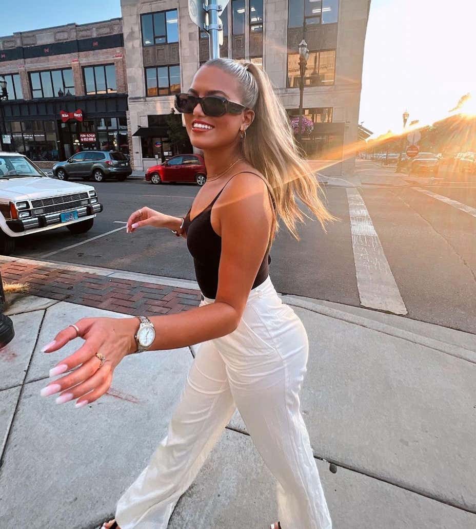 Barstool Chicago's Local Smokeshow Of The Day - Leksi