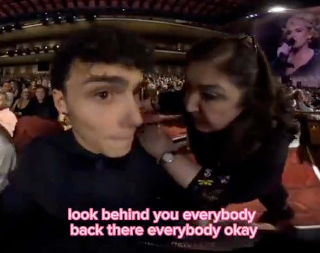 (Extremely Lame) People Got Angry At An Adele Fan For Standing Up At Her Concert in Vegas