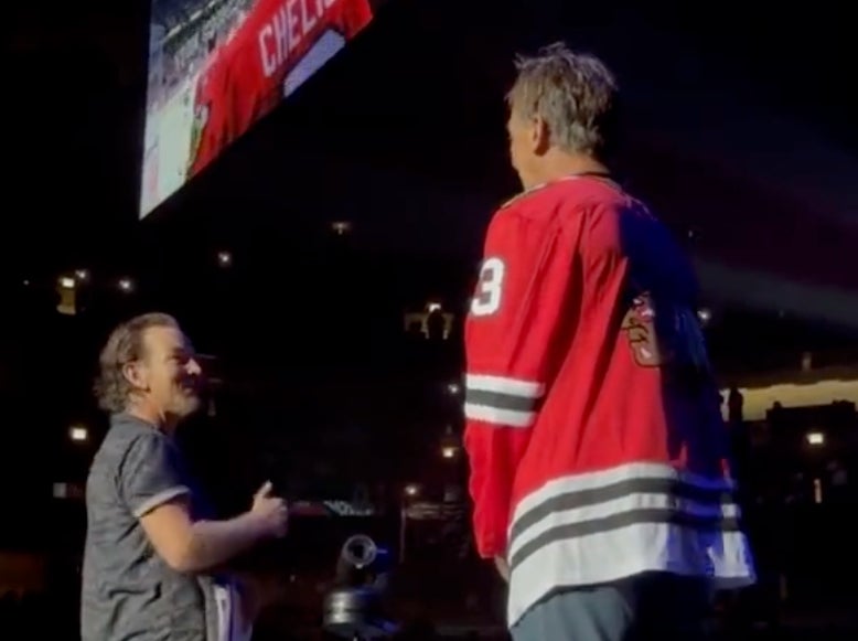 Eddie Vedder Brings Chris Chelios On Stage To Tell Him That The Blackhawks Are Retiring His Number In A Perfect Moment
