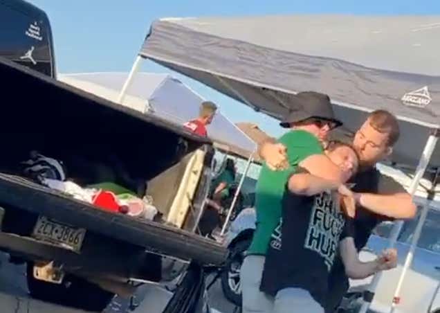 It's Not A Proper Eagles Tailgate Unless At Least One Set Of Brothers Get Into A Fight Resulting In A Choke Out