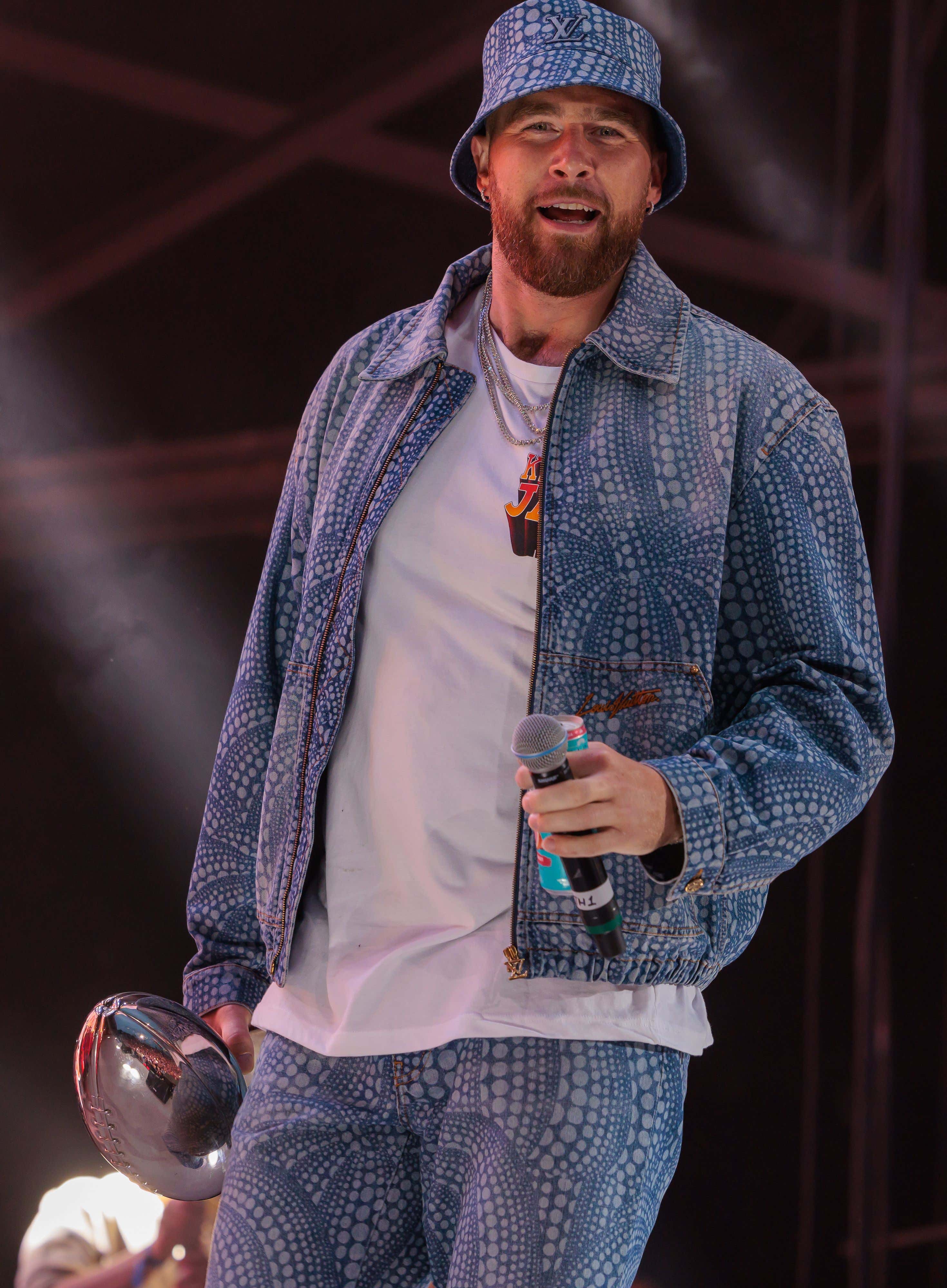 Travis Kelce Photographed Buying Dutch Masters And Hanging Out In Parking Lot For An Hour Like A God Damn High School Stoner