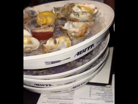Woman Eats 48 Oysters On A Date and Freaks Out When Guy Runs Out On Tab