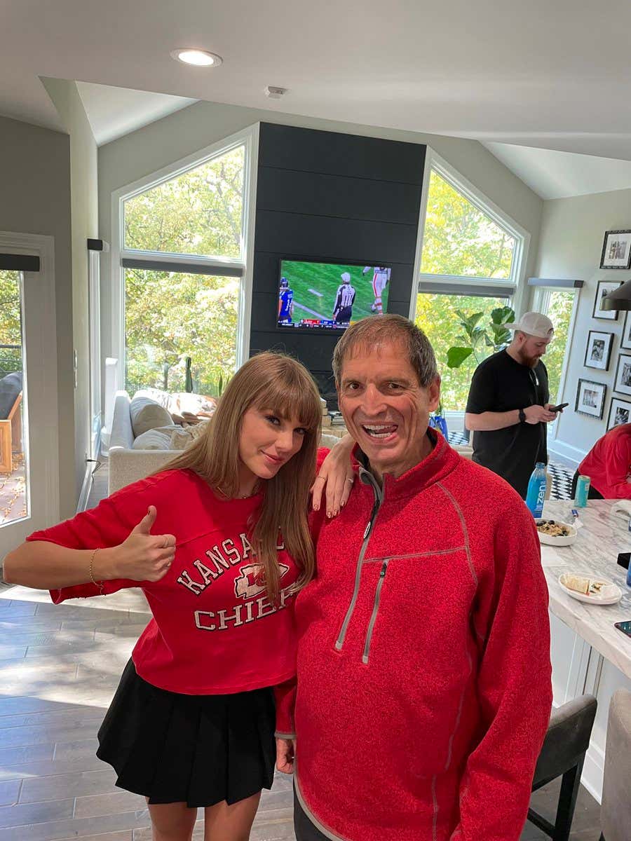 I'm Not Sure Why But Taylor Swift Is Watching Football With Bernie Kosar