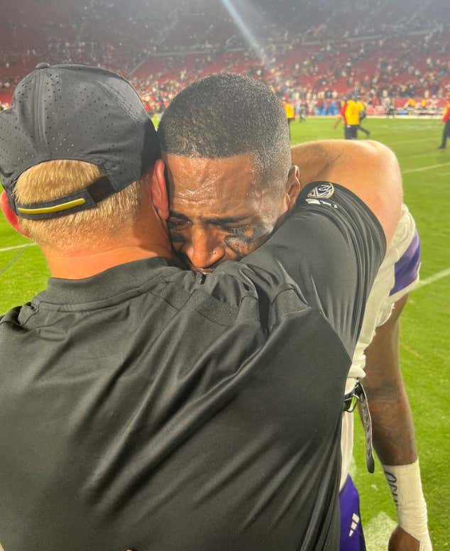 Try Not To Cry Your Eyes Out Watching Washington's Zion Tupuola-Fetui Talk About Winning Tonight's Game Just Days After Losing His Father