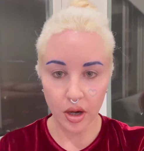 Amanda Bynes Officially Restarts Her Podcast To Interview The Manager Of A Local Sneaker Shop, Only To Shut It Down AGAIN After Deciding She Wants To Become A Full Time Manicurist