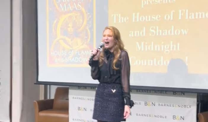 Fantasy Series Author Sarah J Maas Surprised Fans At A Midnight Book Release And The Place Went INSANE