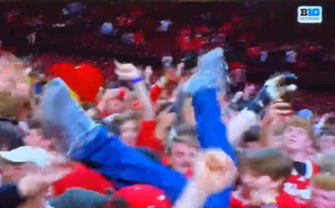 Rule #1 Of Crowdsurfing : Don’t Get Dropped On Your Head